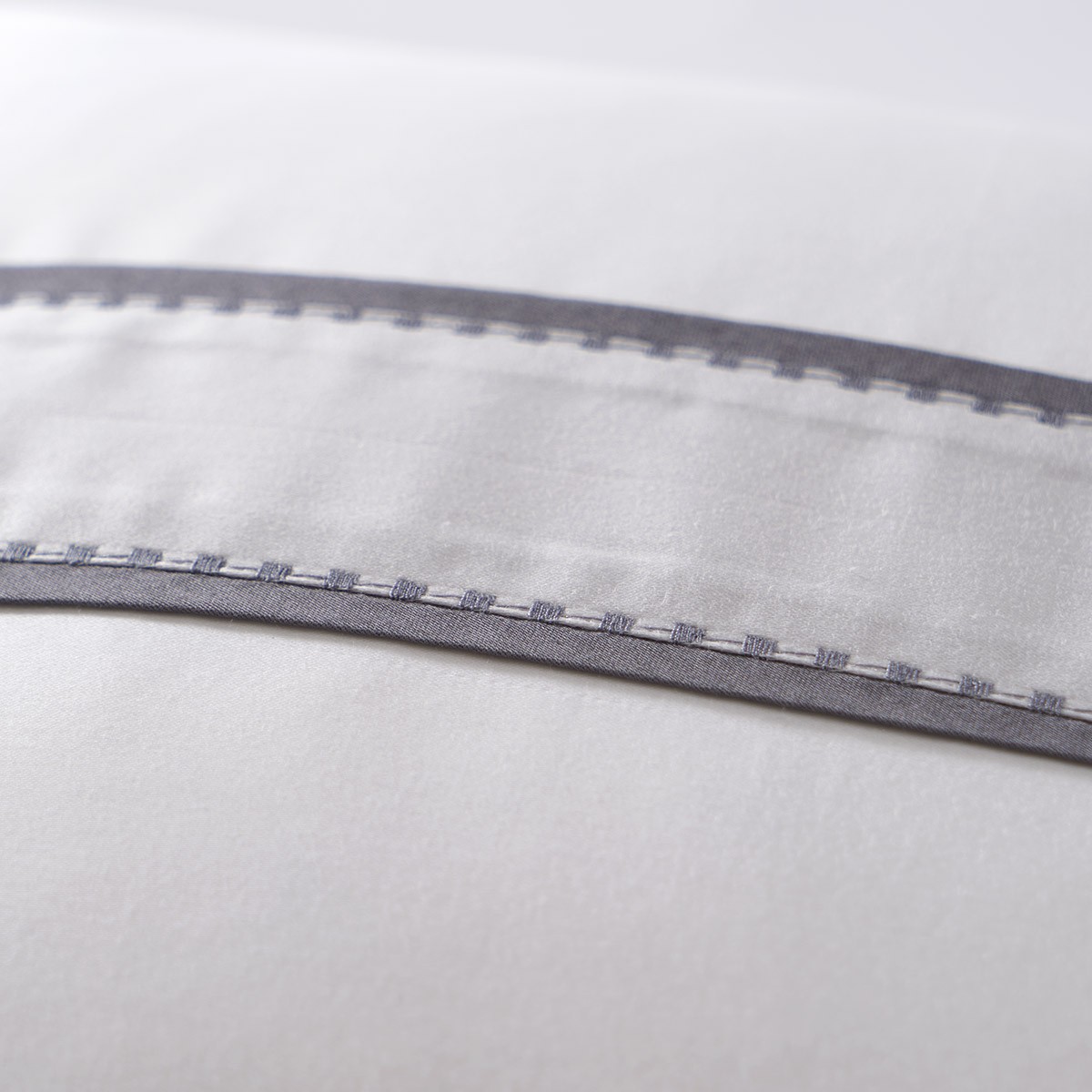 Parure de lit Yves Delorme Couture Alto en Satin de coton 200 fils/cm²
